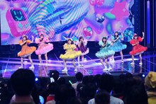 FRUITS ZIPPERによるパフォーマンスの様子。（提供：NHK）