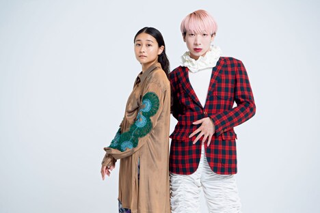 左から和田彩花、ゆっきゅん。（撮影：土屋純［文化出版局］）