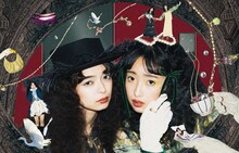 左から上國料萌衣（アンジュルム）、北原もも（OCHA NORMA）。（撮影：稲垣雄治［W］）