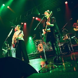 山本彩が敬愛する阿部真央と初“タイマン”、エネルギッシュなコラボで“喝采”浴びる