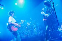 「喝采」コラボレーションの様子。（撮影：山川哲矢）