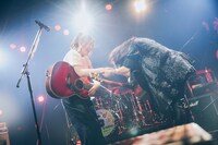 「喝采」コラボレーションの様子。（撮影：山川哲矢）