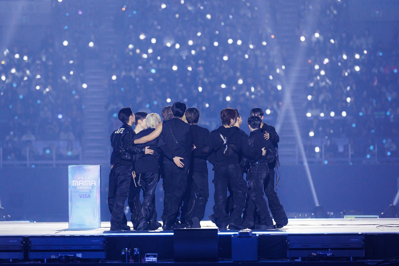 大賞受賞を知らされ、立ち上がり身を寄せ合うSEVENTEEN。