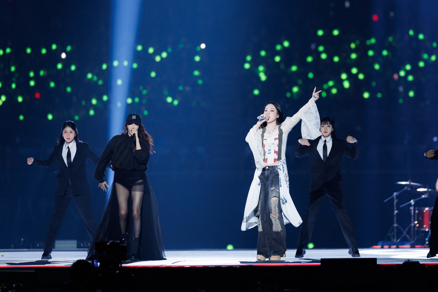 イ・ジアとイ・ヨンジのコラボステージの様子。(c)CJ ENM Co., Ltd, All Rights Reserved