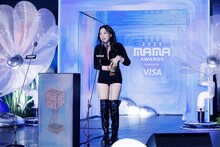 「OLIVE YOUNG K-BEAUTY STAR IN MUSIC」を受賞したイ・ヨンジ。