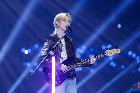 TOENZEでベースを担当したBEOMGYU（TOMORROW X TOGETHER）。(c)CJ ENM Co., Ltd, All Rights Reserved