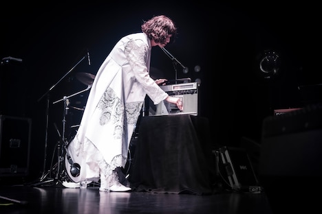 ラジカセを操作する志磨遼平（Vo）。（撮影：森好弘）