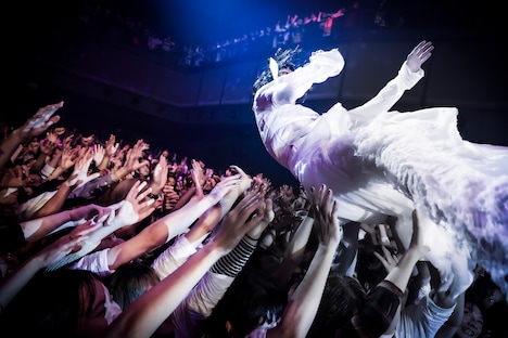 フロアにダイブする志磨遼平（Vo）。（撮影：森好弘）