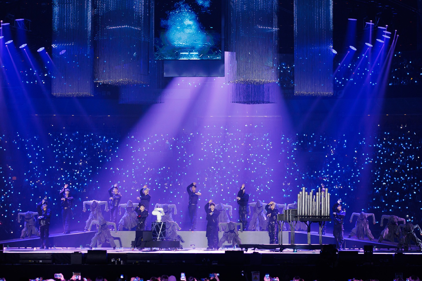 SEVENTEENのステージの様子。 (c)CJ ENM Co., Ltd, All Rights Reserved