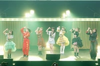 オリジナル曲「だから褒めて♡」を歌う新ユニットのSugar NonSugar。（提供：スターダストプロモーション）