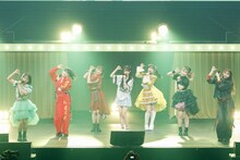 オリジナル曲「だから褒めて♡」を歌う新ユニットのSugar NonSugar。（提供：スターダストプロモーション）