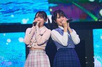 左から鈴木瞳美、尾木波菜。(c)YOANI