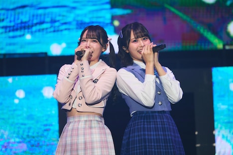 左から鈴木瞳美、尾木波菜。(c)YOANI