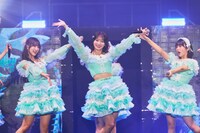 冨田菜々風（中央）(c)YOANI