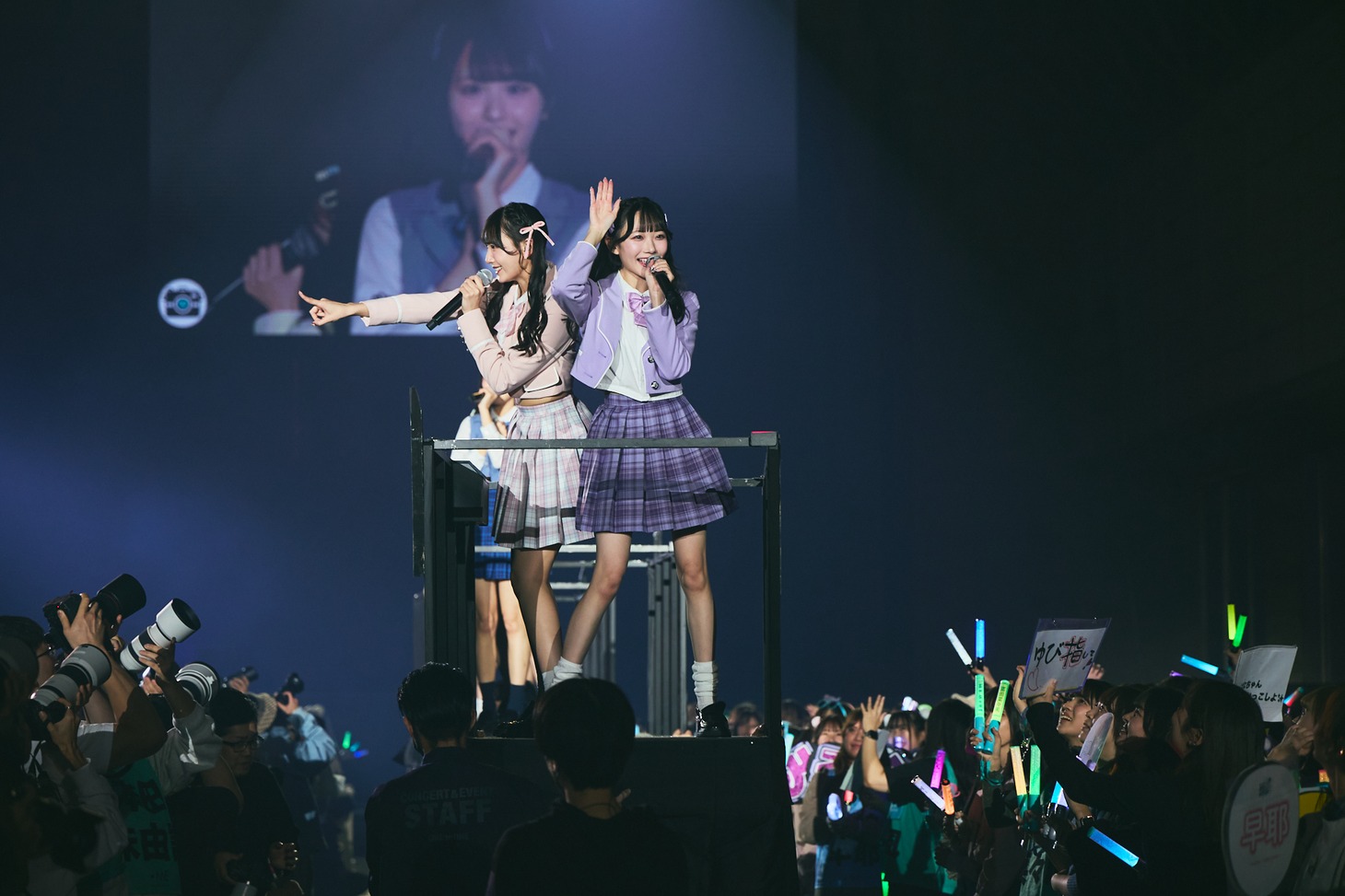トロッコに乗って歌唱する≠ME。(c)YOANI