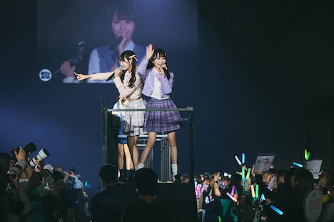 トロッコに乗って歌唱する≠ME。(c)YOANI