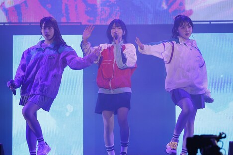 左から高橋舞、江角怜音、藤沢莉子。(c)YOANI