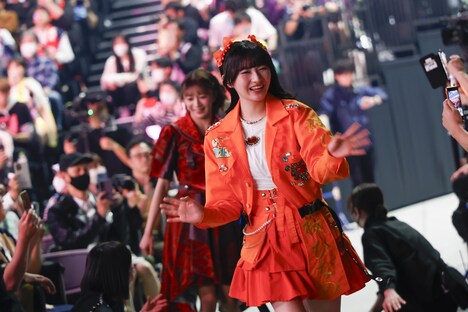 「TikTokメドレー」で客席通路を歩く桜ひなの（いぎなり東北産）。（提供：スターダストプロモーション）
