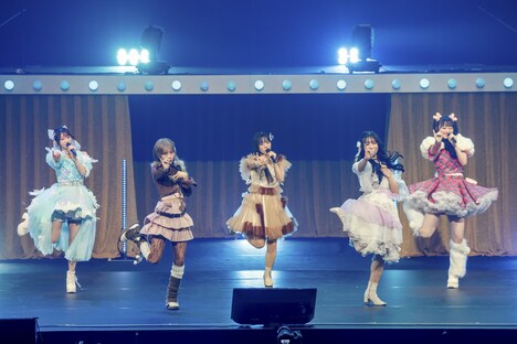 オリジナル曲「透明LOVER」を歌う新ユニットのアクスタガール。（提供：スターダストプロモーション）