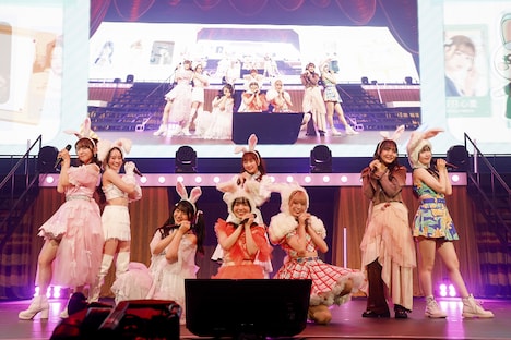 超ときめき♡宣伝部「青春ハートシェイカー」を披露するうさぎチーム。（提供：スターダストプロモーション）