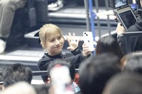 「TikTokメドレー」で客席通路を歩く鈴木萌花（AMEFURASSHI）。（提供：スターダストプロモーション）