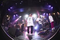 あらきゆうこ。Cornelius、くるりをバックにソロプロジェクト・mi-guの楽曲を披露した。