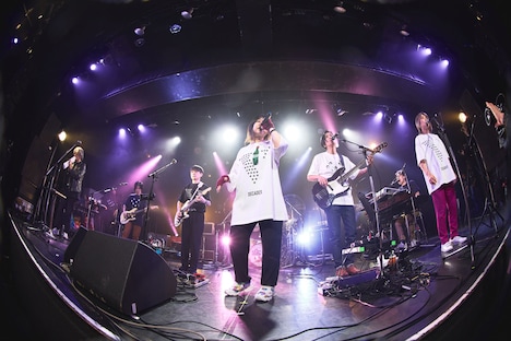 あらきゆうこ。Cornelius、くるりをバックにソロプロジェクト・mi-guの楽曲を披露した。