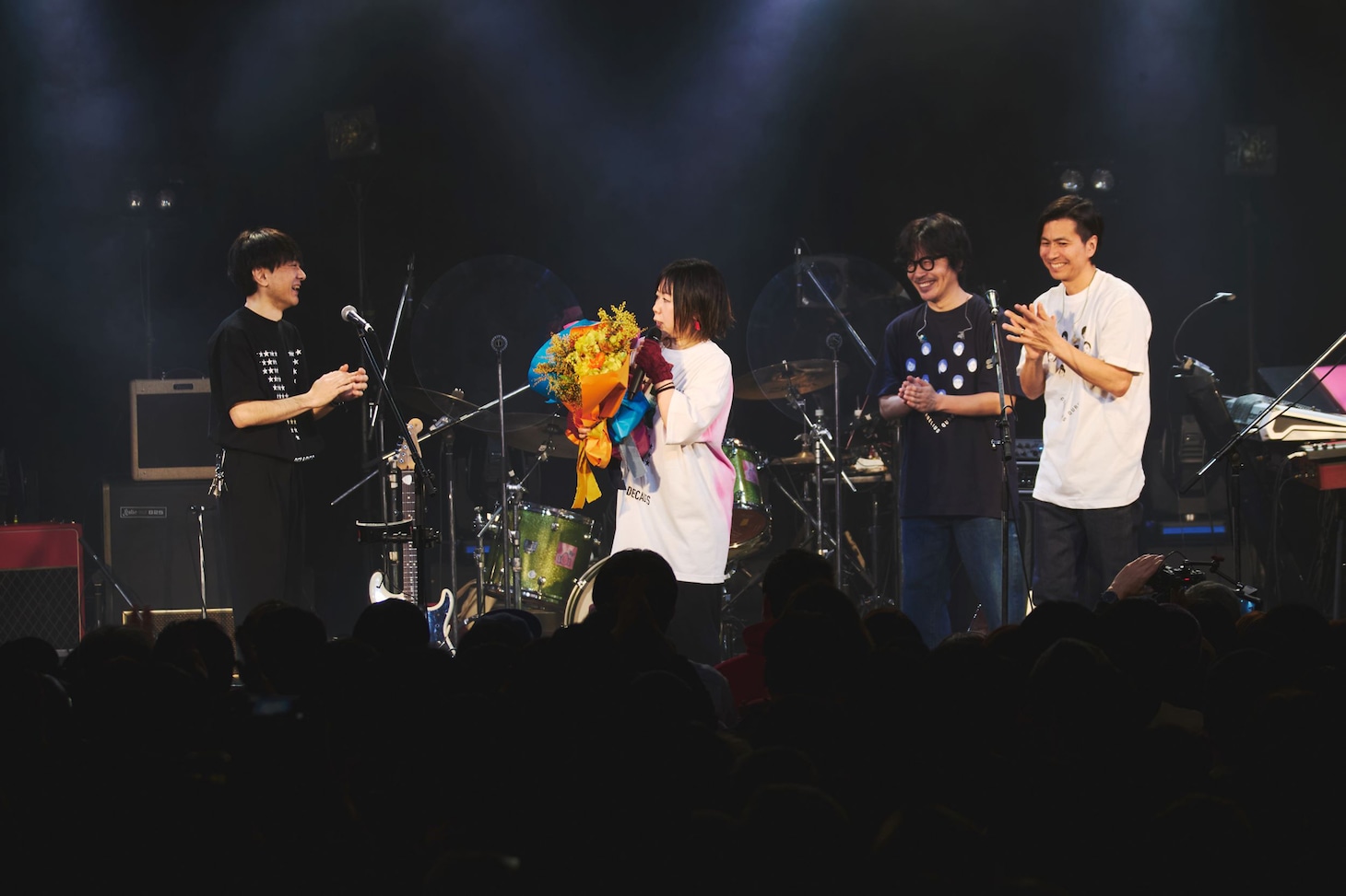 左から小山田圭吾、あらきゆうこ、岸田繁、佐藤征史。