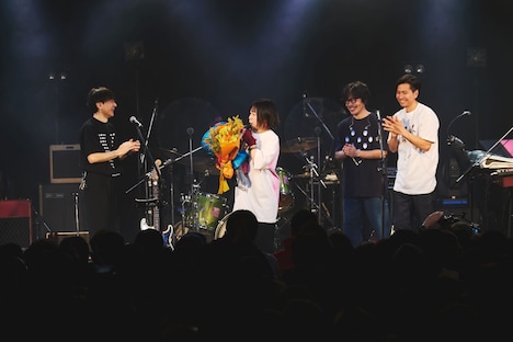 左から小山田圭吾、あらきゆうこ、岸田繁、佐藤征史。