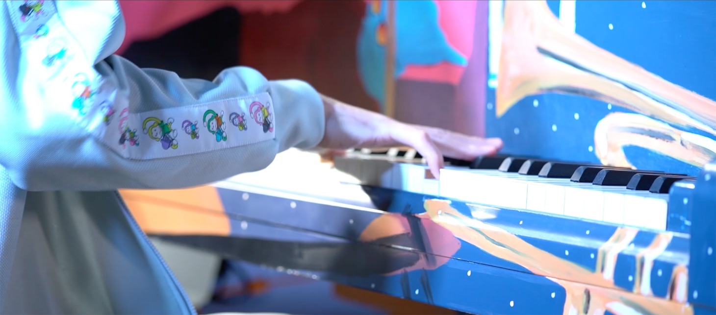まらしぃ「LovePiano Blossom」ミュージックビデオより。