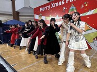 新曲の“スケボーダンス”をファンにレクチャーするWHITE SCORPION。(c)OVERSE