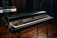 猪野が使用している1970年代中期のRhodes MARK1 STAGE PIANOは、上部のかまぼこのような形が特徴で、スピーカーの付いてないステージタイプ。すべてのピックアップを調整して倍音的な歪みを加えた音色にしている。これ以外にもMARK2 SUITECASE TYPE 73KEY、MARK1 STAGE TYPE 73KEYを所有。