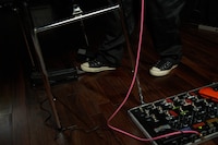 立ち姿でローズをプレイする猪野。足下のエフェクターは、チューナー内蔵でローズの調律もできるLine 6 M13 Stompbox Modelerを長年使用。