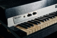 Rhodesを使用した名曲として猪野がレコメンドしてくれたのは、ジョン・キャメロン「Liquid Sunshine」、Ju-Par Universal Orchestra「Time」、1972年に大島渚監督の映画音楽を手がけた武満徹の「夏の妹」など。