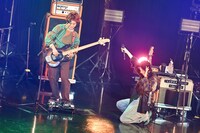 左から穴見真吾（B）、長屋晴子（Vo, G）。（撮影：高田梓）