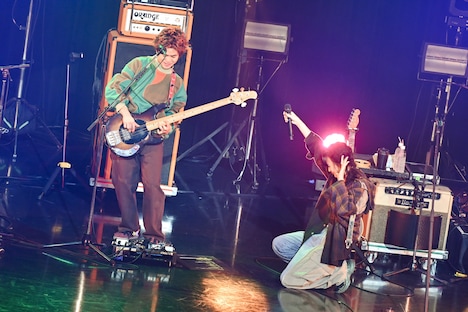 左から穴見真吾(B)、長屋晴子(Vo, G)。(撮影:高田梓)