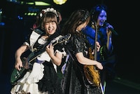 小鳩ミク（G, Vo）とKANAMI（G）。（撮影：伊東実咲）