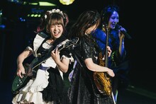 小鳩ミク（G, Vo）とKANAMI（G）。（撮影：伊東実咲）