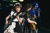 小鳩ミク(G, Vo)とKANAMI(G)。(撮影:伊東実咲)