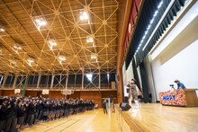 松戸市立松戸高等学校の体育館でライブをするHIPPY。