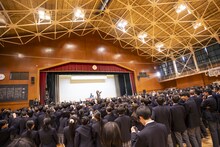 松戸市立松戸高等学校の体育館でライブをするHIPPY。