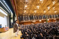 松戸市立松戸高等学校の体育館でライブをするHIPPY。