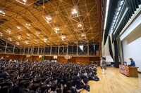 松戸市立松戸高等学校の体育館でライブをするHIPPY。