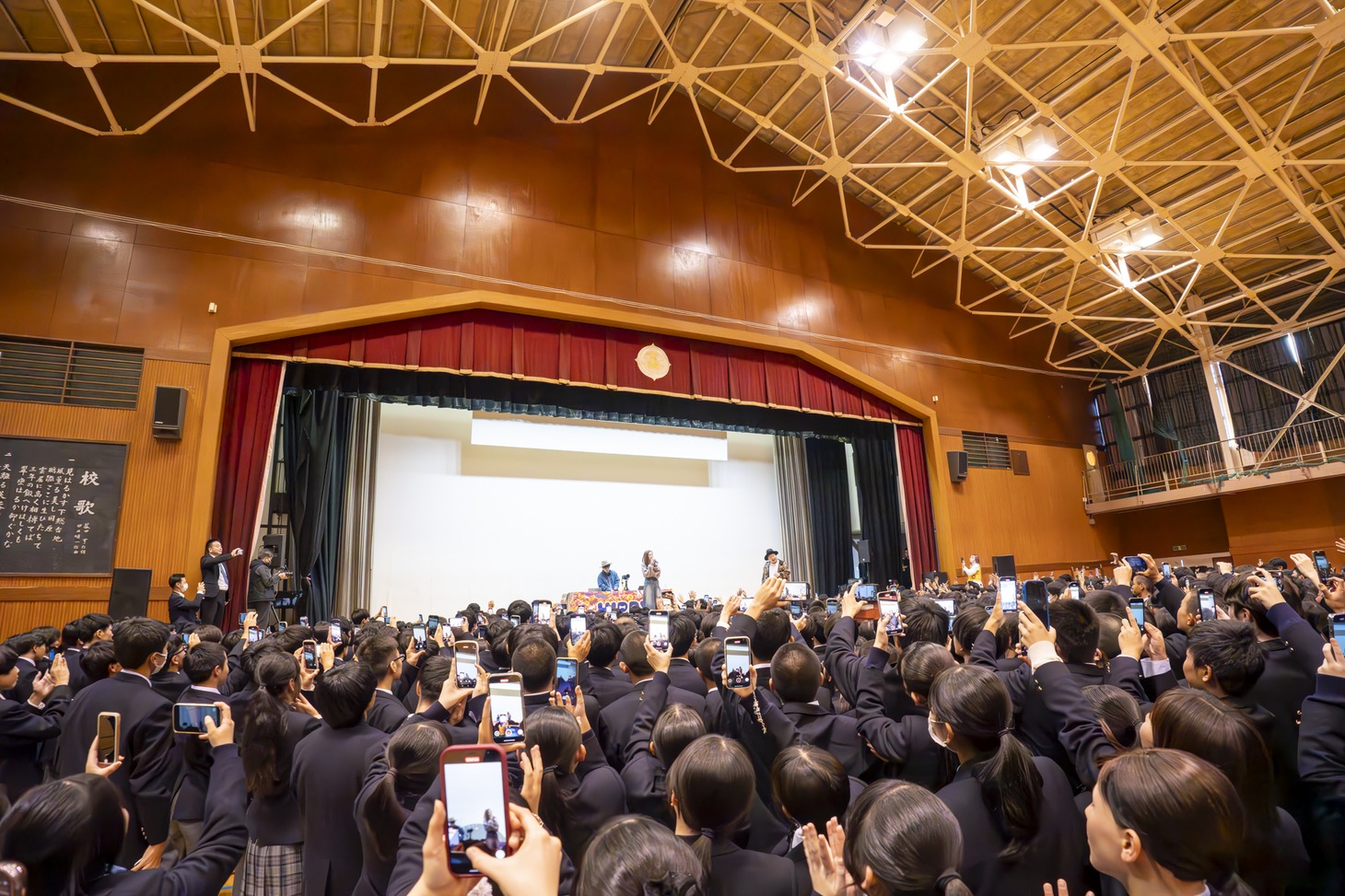 松戸市立松戸高等学校の体育館でライブをするゆうちゃみとHIPPY。