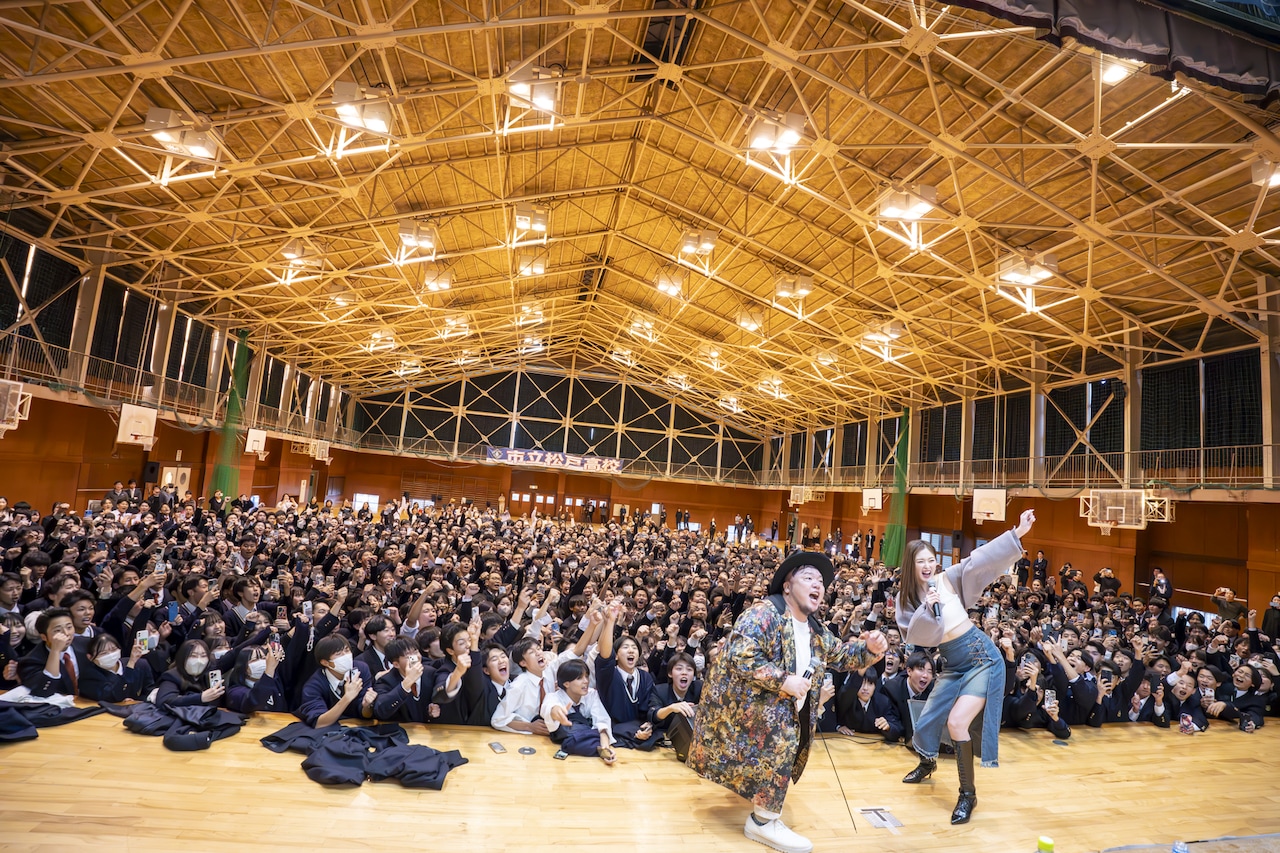 ゆうちゃみ、高校にサプライズ登場！HIPPYとの「あなたに捧げる応援歌」コラボで熱狂生み出す