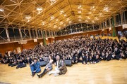 松戸市立松戸高等学校の生徒と記念撮影するゆうちゃみとHIPPY。