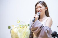 松戸市立松戸高等学校の校長から花束を受け取ったゆうちゃみ。