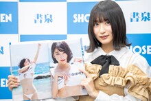 写真集のお気に入りカットを見せる水野瞳（Devil ANTHEM.）。