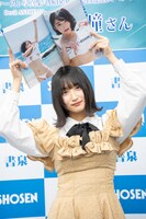 写真集のお気に入りカットを見せる水野瞳（Devil ANTHEM.）。