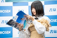 写真集のお気に入りカットを見せる水野瞳（Devil ANTHEM.）。